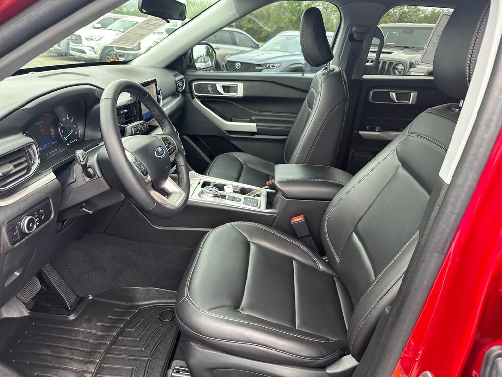 Used 2024 Ford Explorer XLT w/ Equipment Group 202A RWD image 17