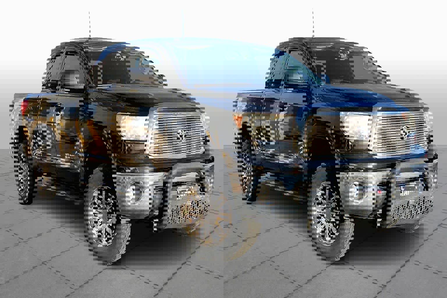 Used 2013 Toyota Tundra Double Cab 4.6L V8 6-Spd AT w/ SR5 Pkg image 2