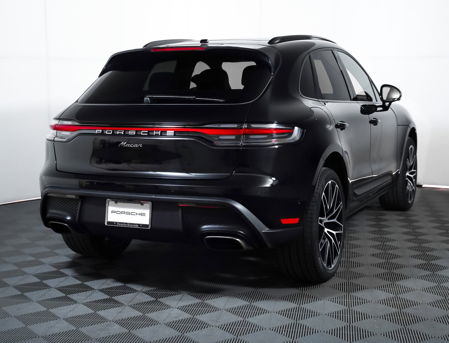Certified 2025 Porsche Macan image 11