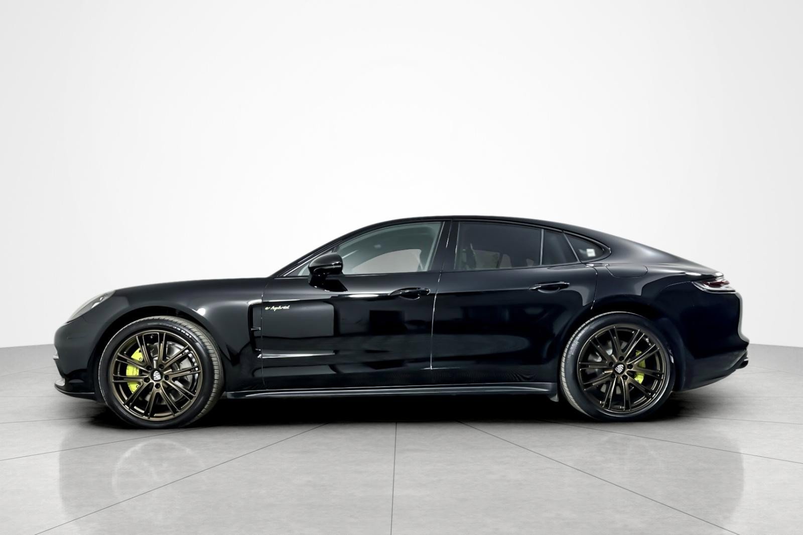 Used 2018 Porsche Panamera 4 image 2
