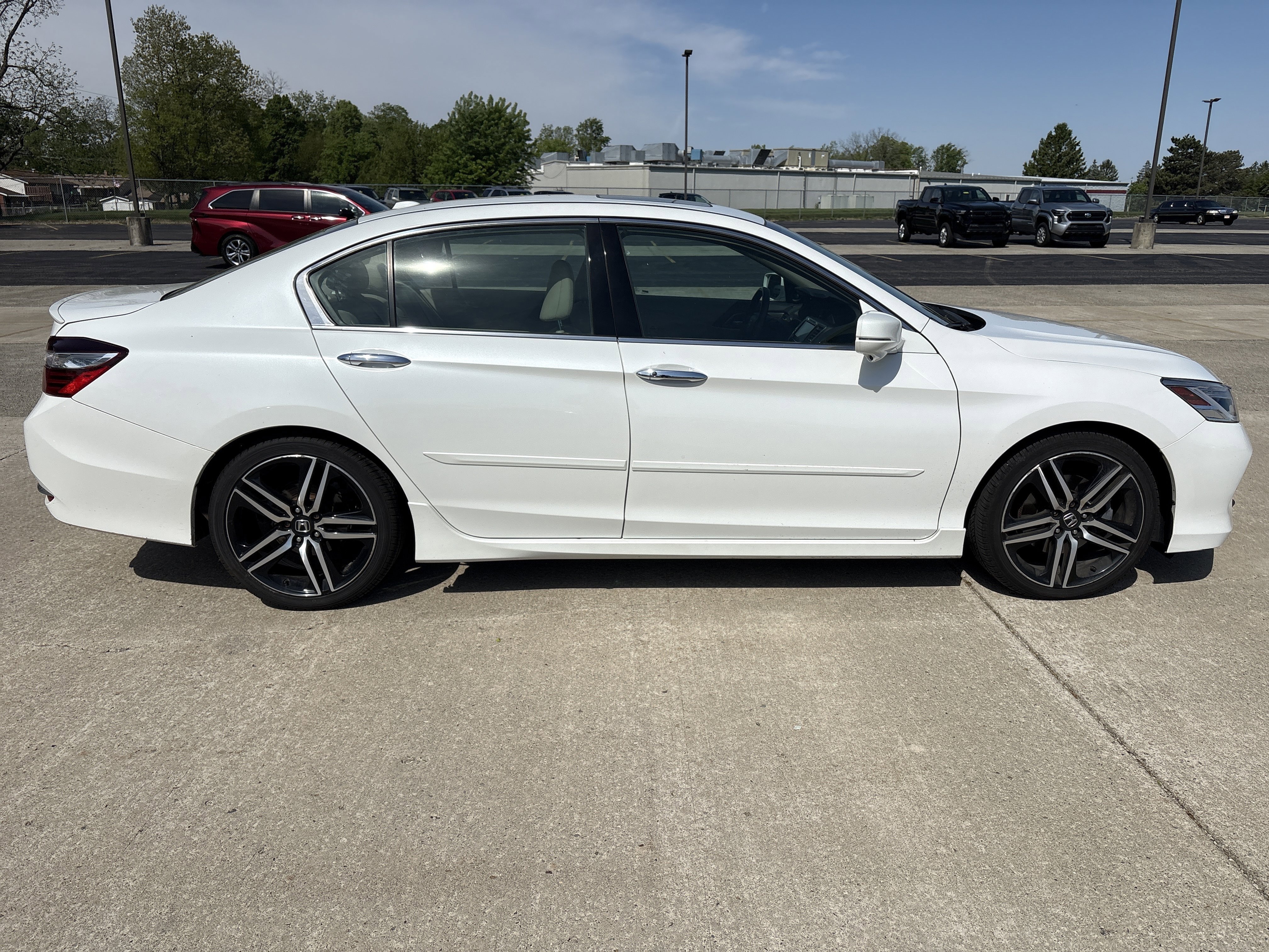 Used 2016 Honda Accord Touring image 3