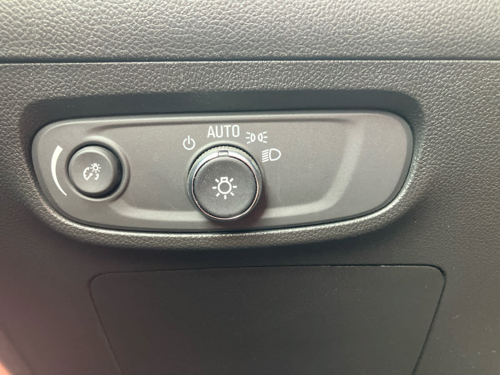Used 2025 Buick Encore GX Avenir w/ Avenir Technology Package FWD image 15