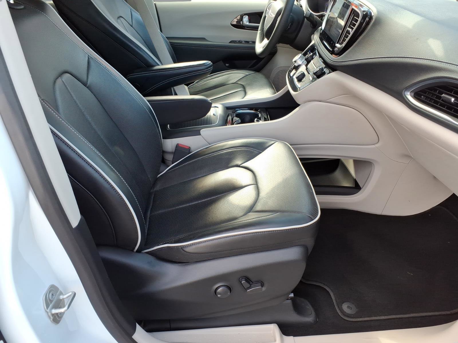 Used 2023 Chrysler Pacifica Limited w/ Uconnect Theater Family Group image 6