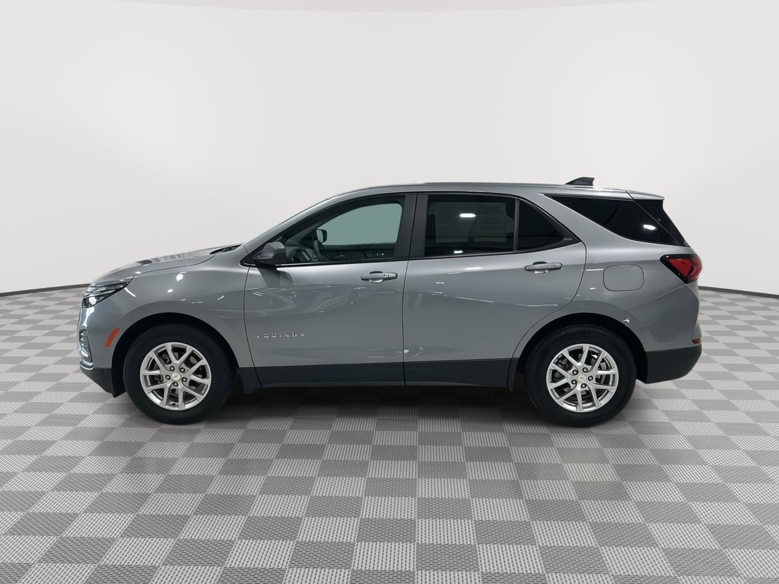 Used 2023 Chevrolet Equinox LS w/ LS Convenience Package FWD image 2