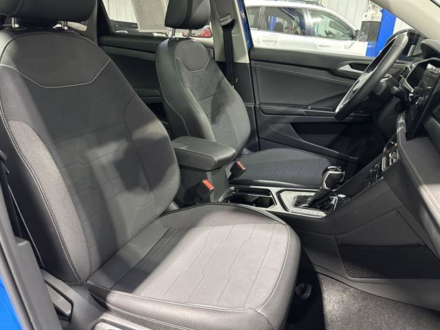 Certified 2025 Volkswagen Taos SE image 16