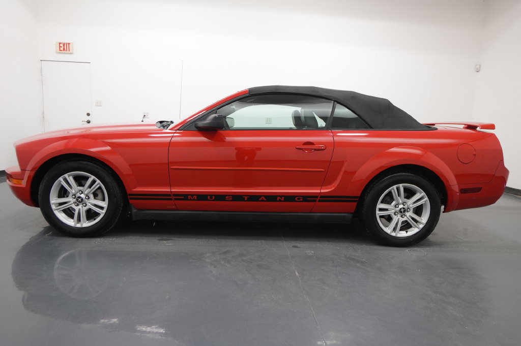 Used 2005 Ford Mustang Convertible RWD image 4