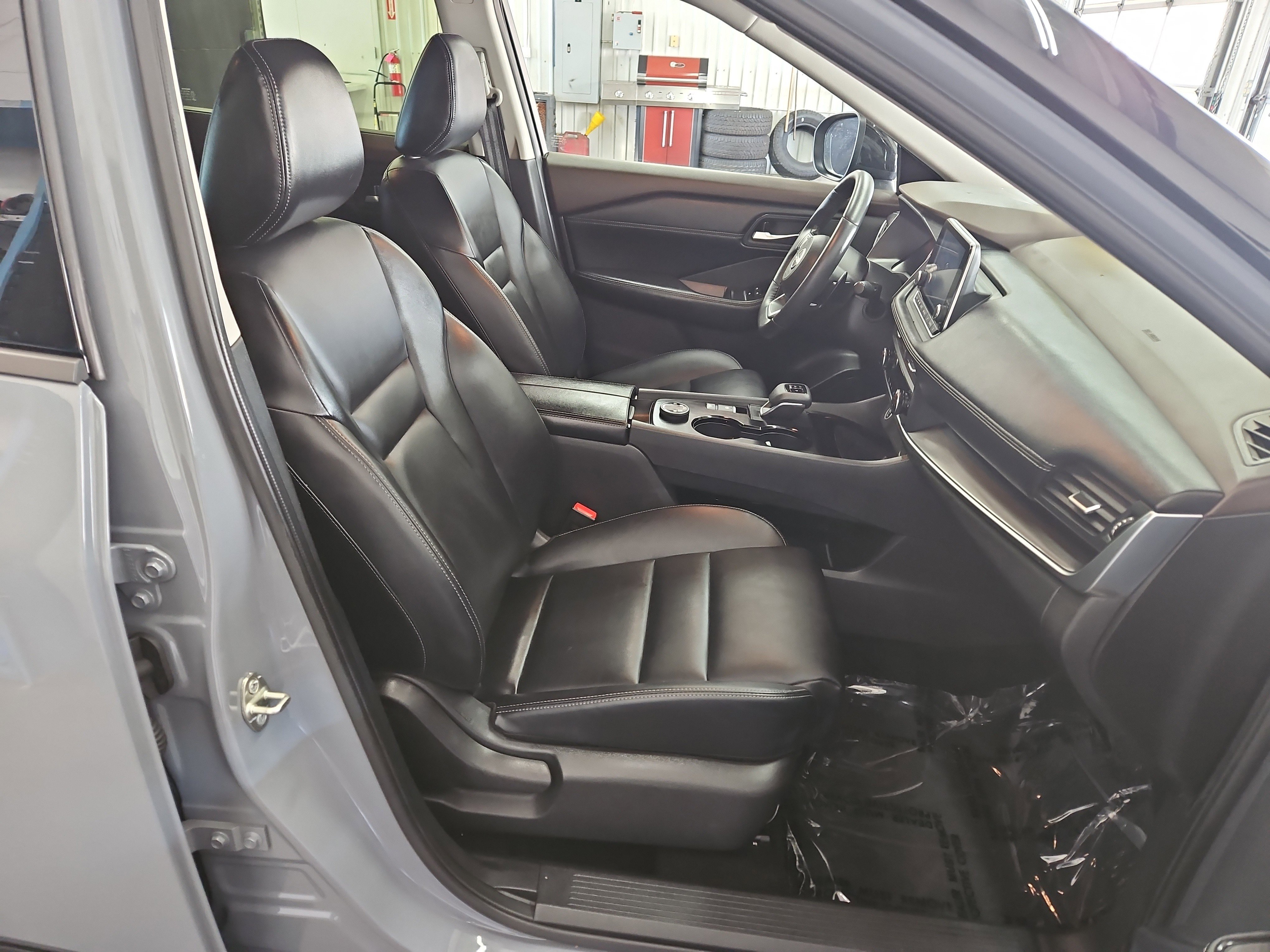 Used 2023 Nissan Rogue SV w/ SV Premium B Package image 9