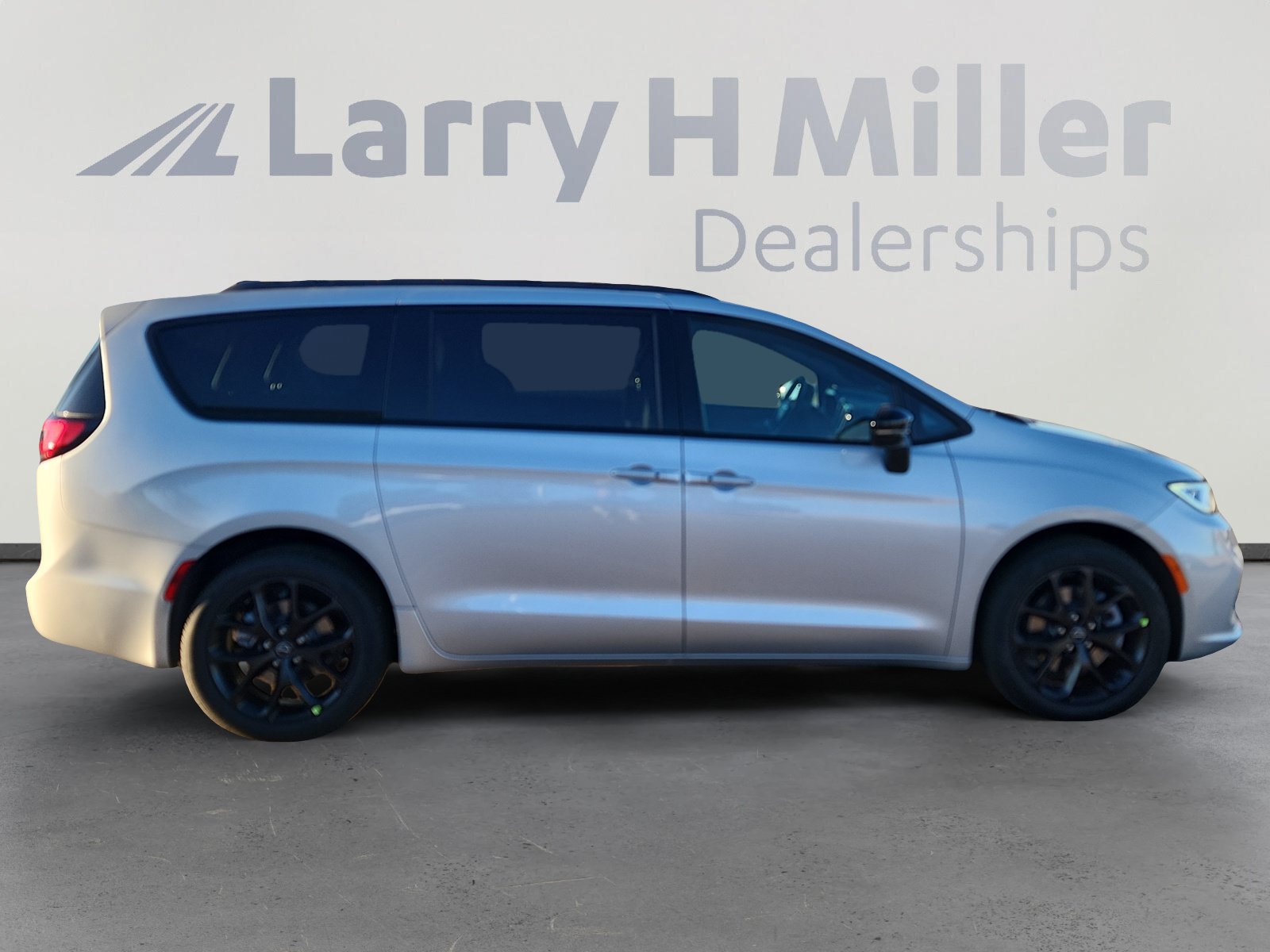 New 2026 Chrysler Pacifica Select w/ S Appearance Package AWD/4WD image 7