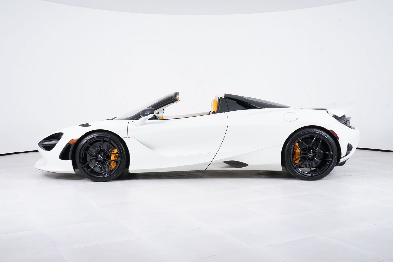 Used 2024 McLaren 750S Spider RWD image 2