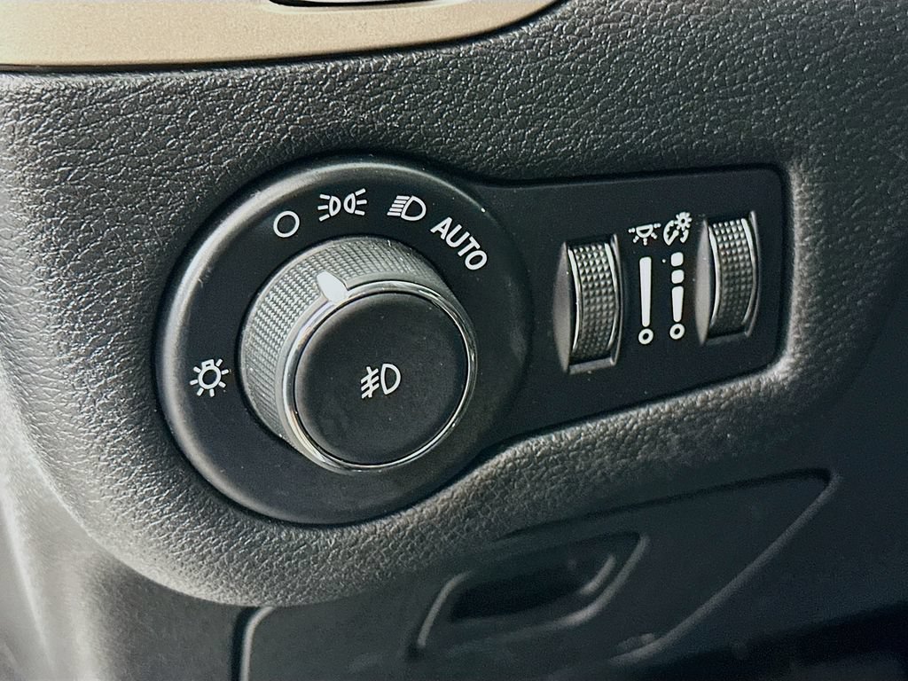Certified 2016 Jeep Cherokee Latitude w/ Cold Weather Group AWD/4WD image 17