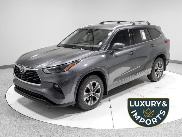 Used 2022 Toyota Highlander XLE AWD/4WD image 1