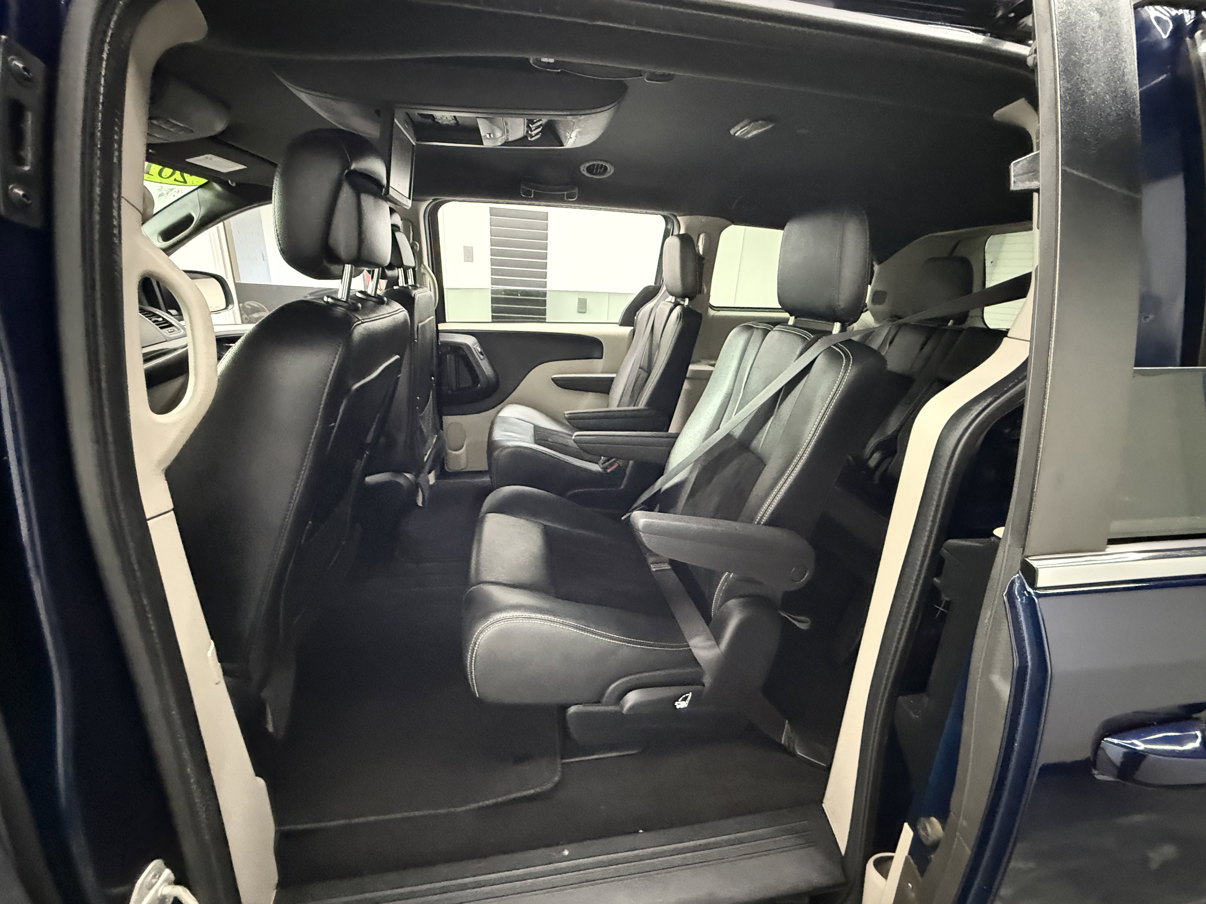 Used 2017 Dodge Grand Caravan SE image 19