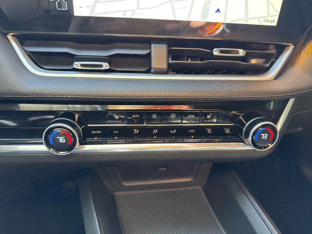 Used 2025 Chevrolet Equinox LT w/ Convenience Package II image 13