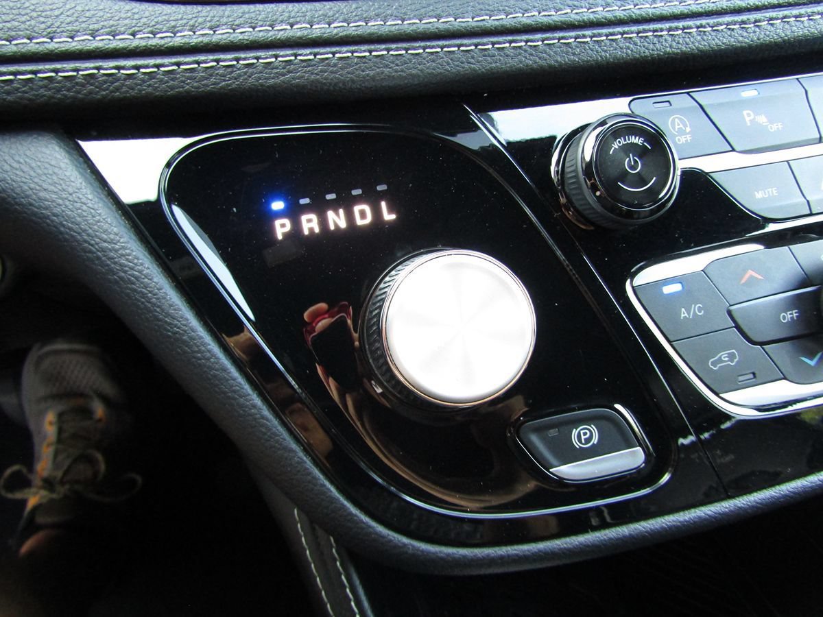 Used 2025 Chrysler Pacifica Limited FWD image 15