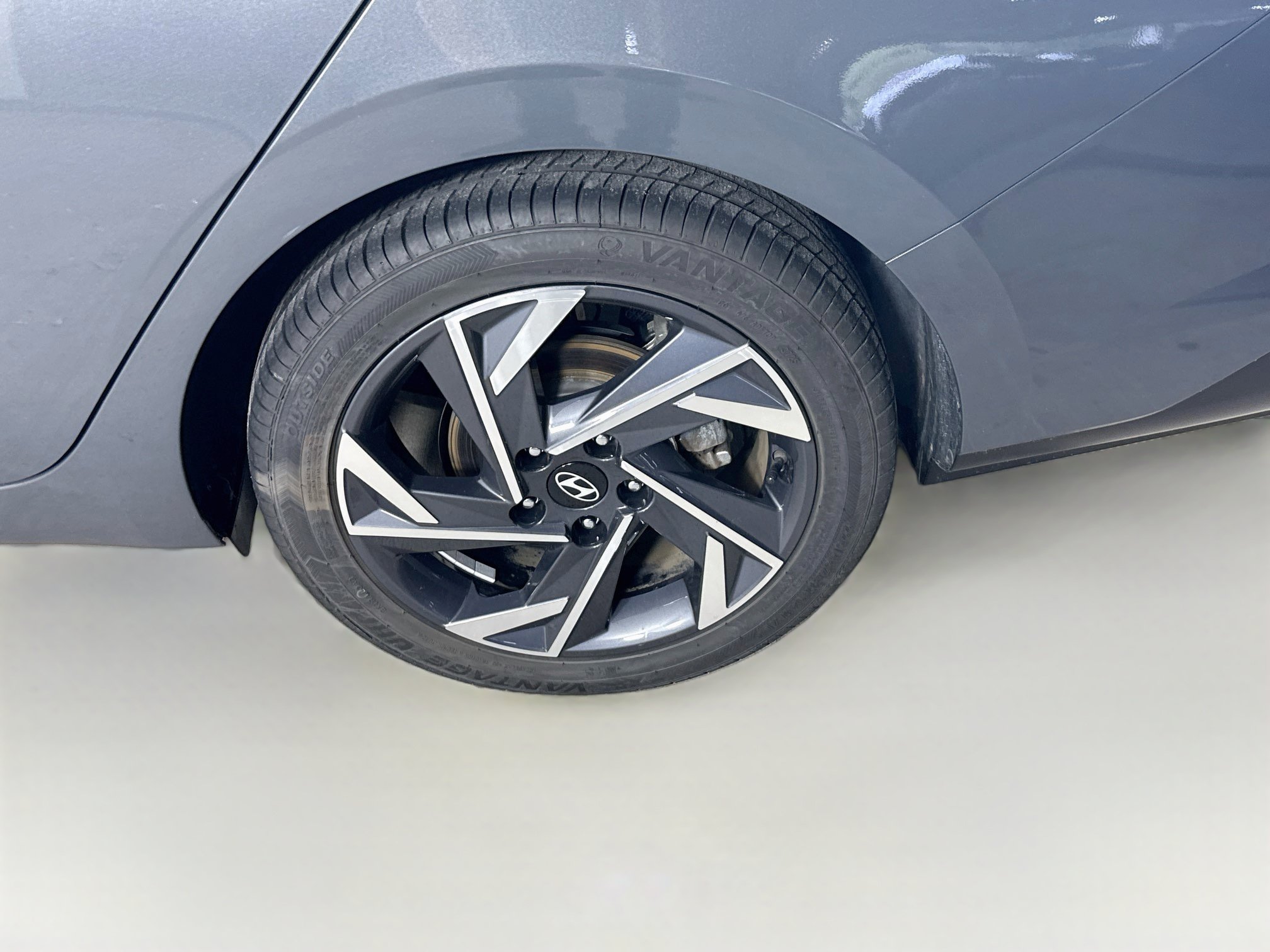 Used 2025 Hyundai Elantra SEL FWD image 38