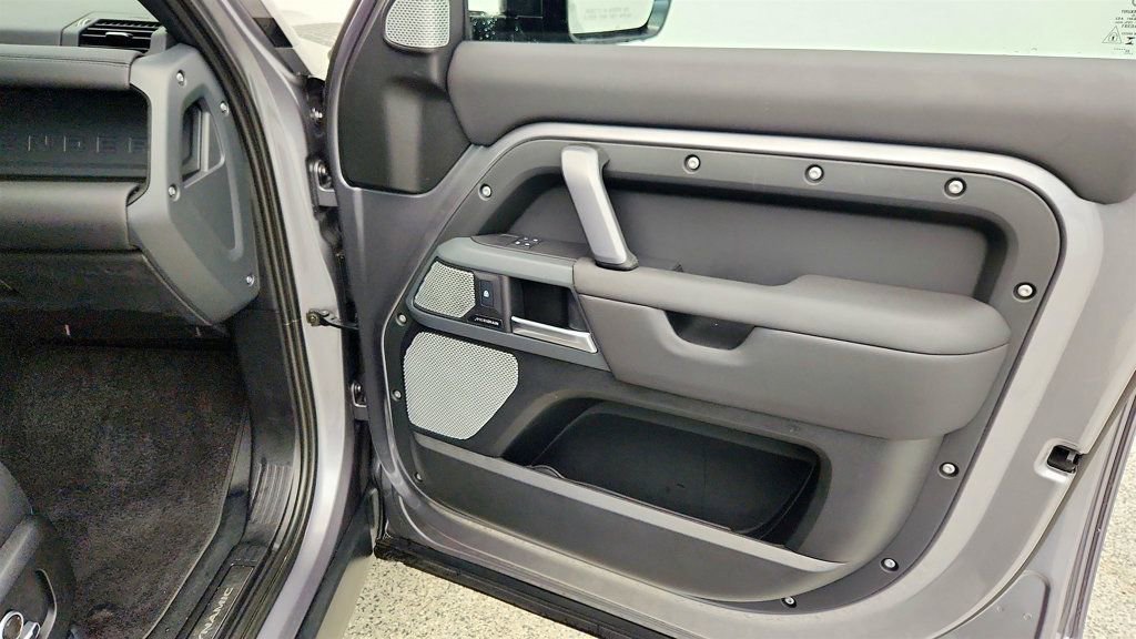 Used 2024 Land Rover Defender 130 X-Dynamic SE image 28