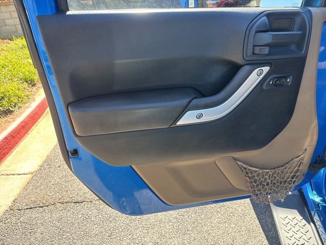 Used 2015 Jeep Wrangler Unlimited Sahara w/ Connectivity Group AWD/4WD image 11
