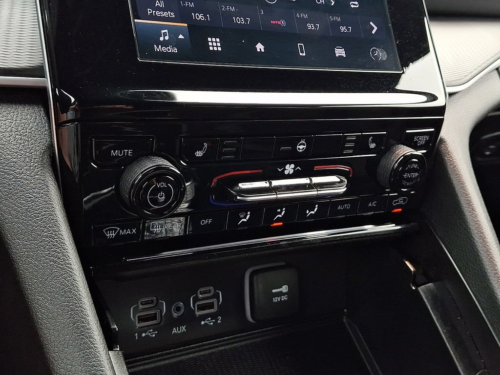 Used 2024 Jeep Grand Cherokee Laredo w/ Luxury Tech Group I AWD/4WD image 15