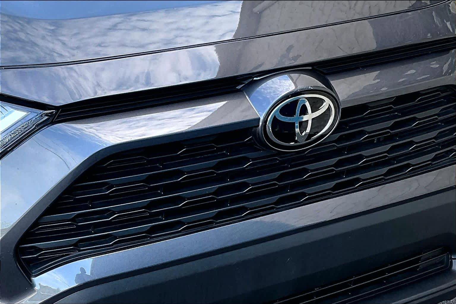 Certified 2024 Toyota RAV4 LE AWD/4WD image 29