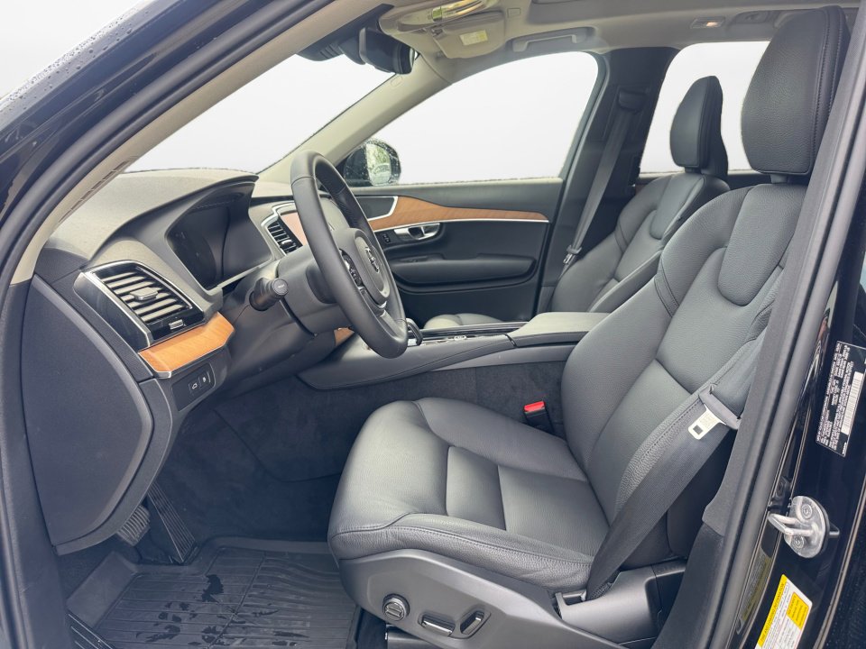 New 2025 Volvo XC90 T8 Plus w/ Protection Package Premier image 9