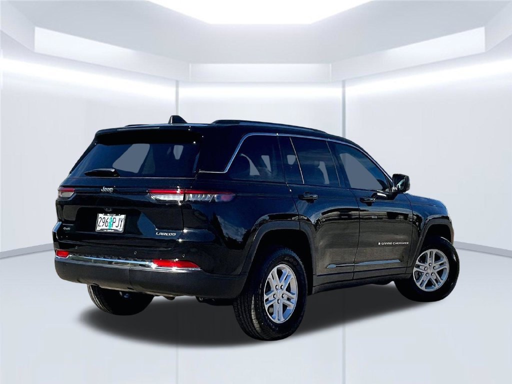 Used 2023 Jeep Grand Cherokee Laredo w/ Luxury Tech Group I AWD/4WD image 14