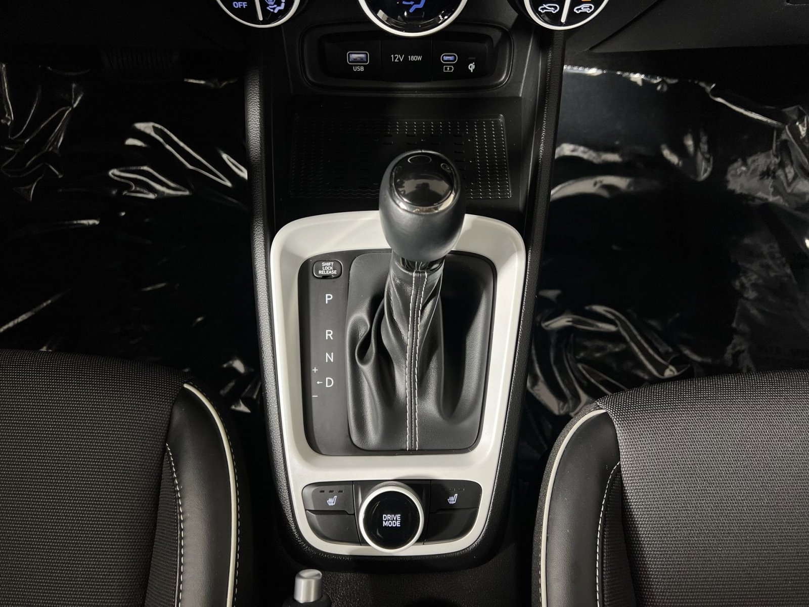 Used 2023 Hyundai Venue Limited image 21