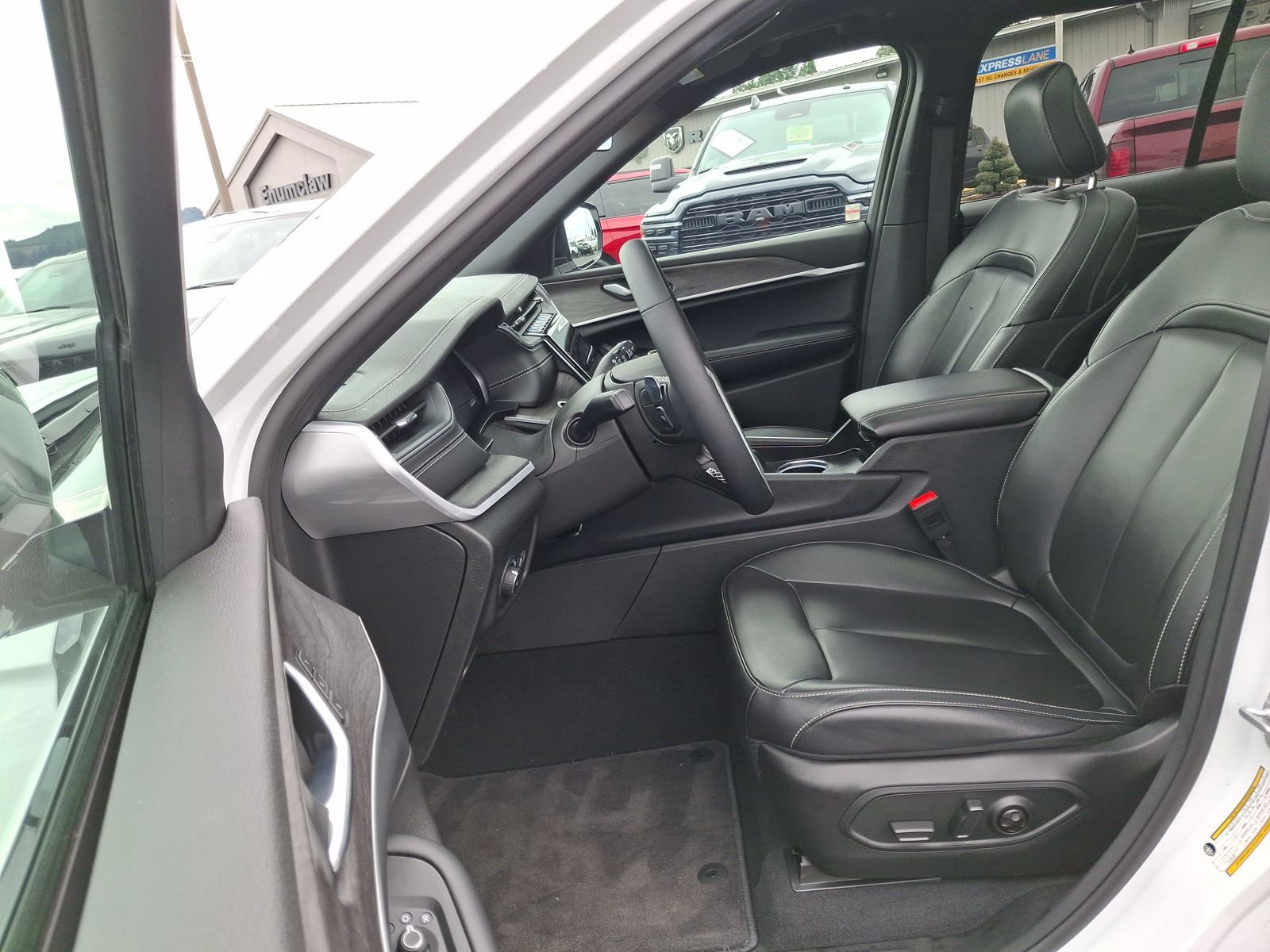 Used 2025 Jeep Grand Cherokee Limited w/ Black Appearance Package AWD/4WD image 20