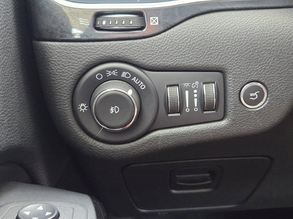 Used 2023 Jeep Cherokee Altitude Lux AWD/4WD image 23