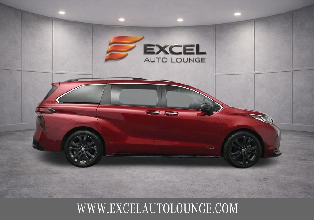 Used 2021 Toyota Sienna XSE image 7