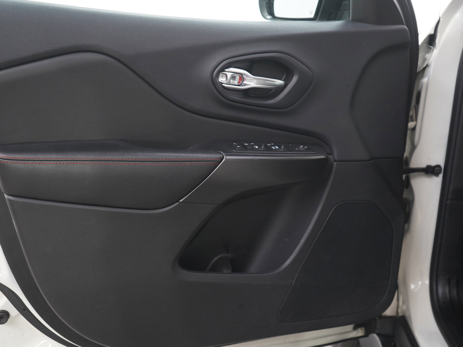 Used 2019 Jeep Cherokee Trailhawk w/ Cold Weather Group image 17