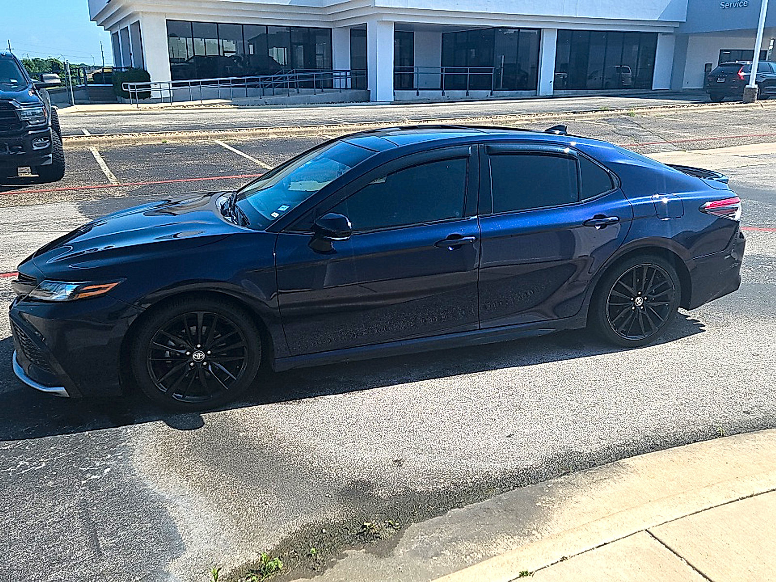 Used 2021 Toyota Camry XSE FWD image 3