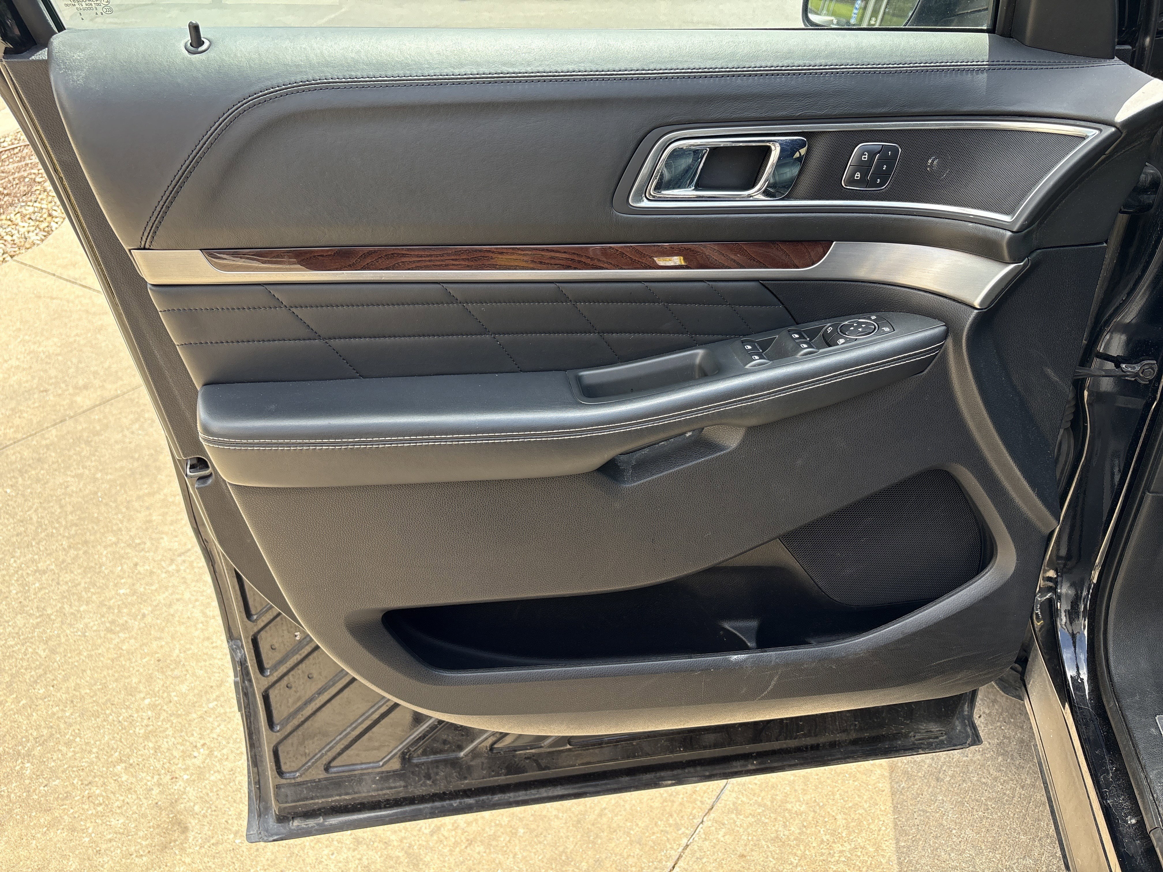 Used 2017 Ford Explorer Platinum image 14