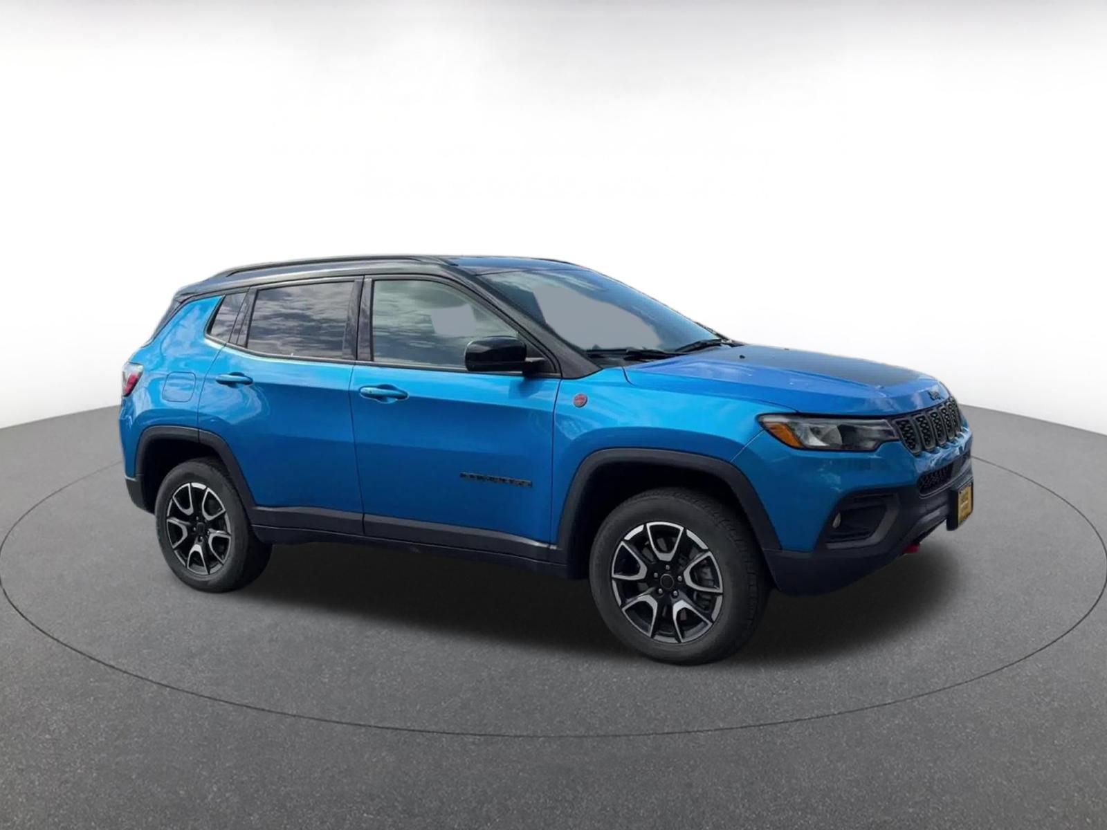 Used 2025 Jeep Compass Trailhawk AWD/4WD image 2