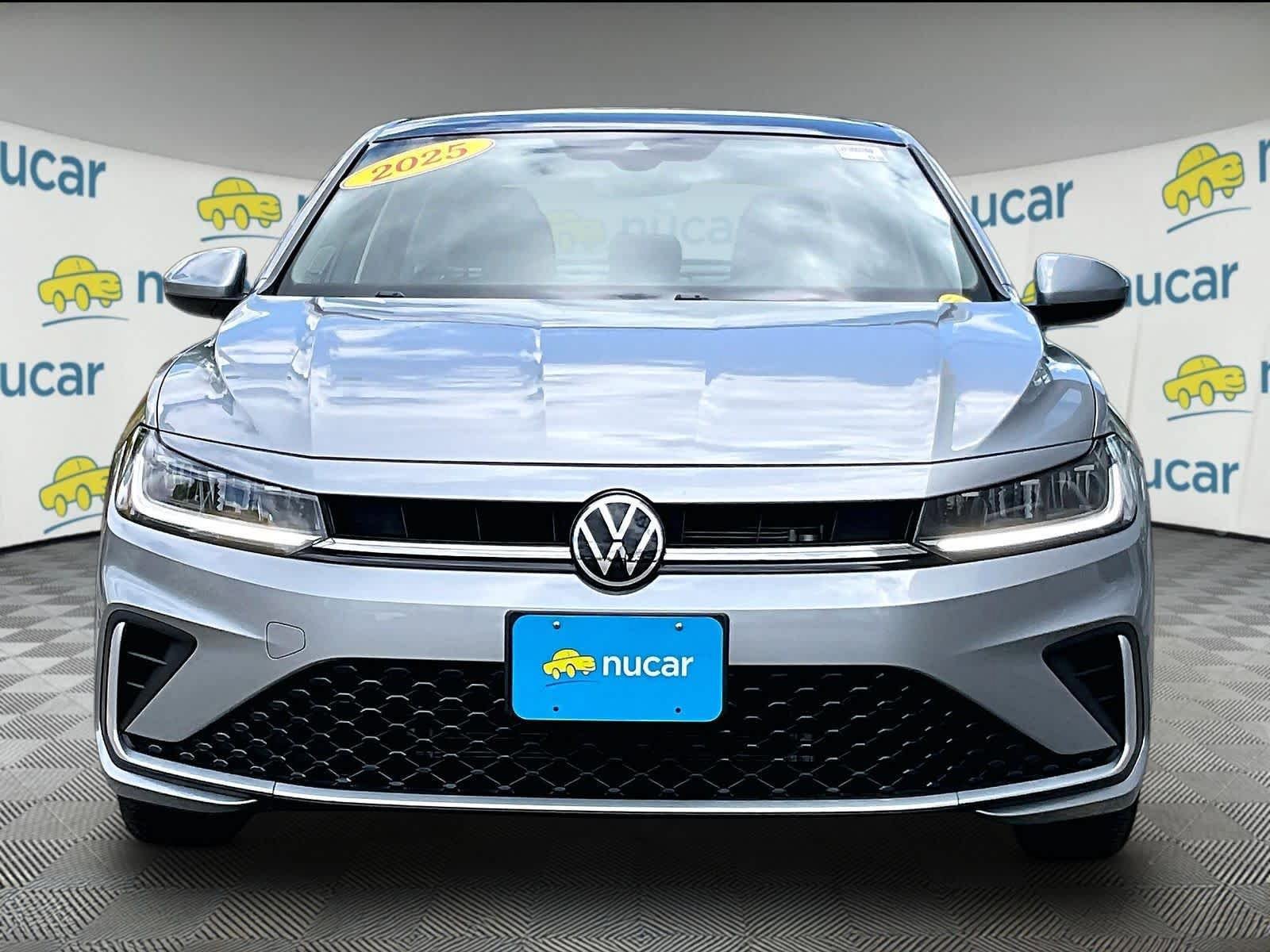 Used 2025 Volkswagen Jetta SE FWD image 2