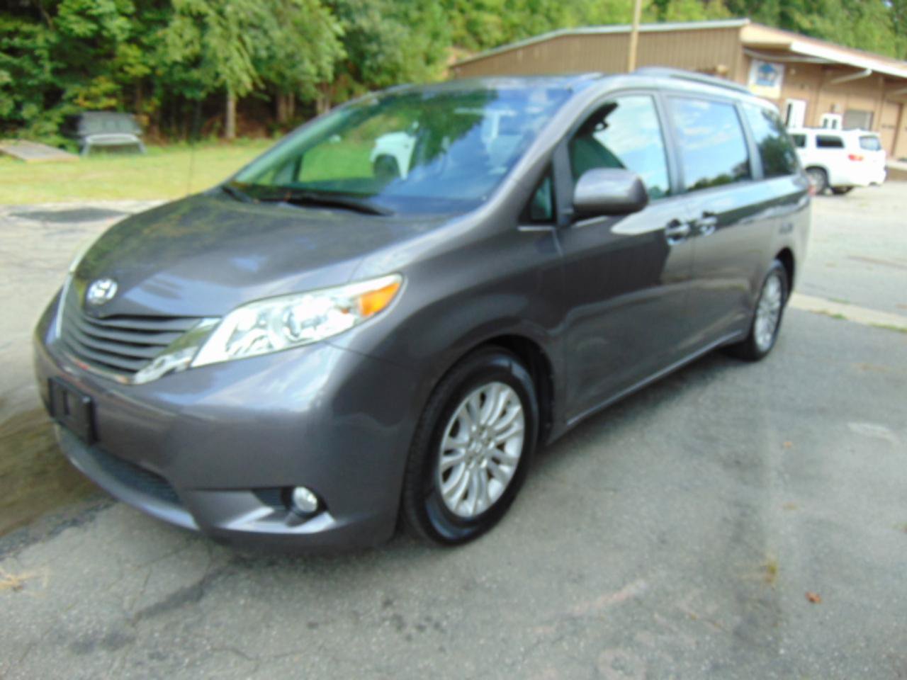 Used 2014 Toyota Sienna XLE w/ Entertainment Package FWD image 21