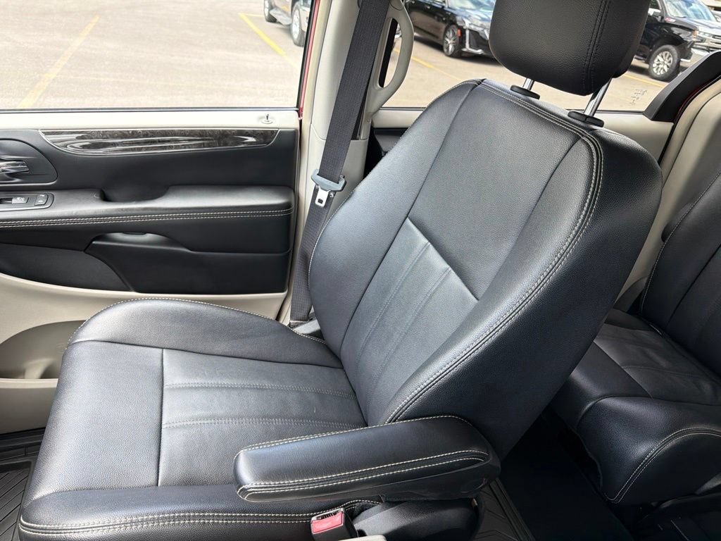 Used 2014 Chrysler Town & Country Touring FWD image 24