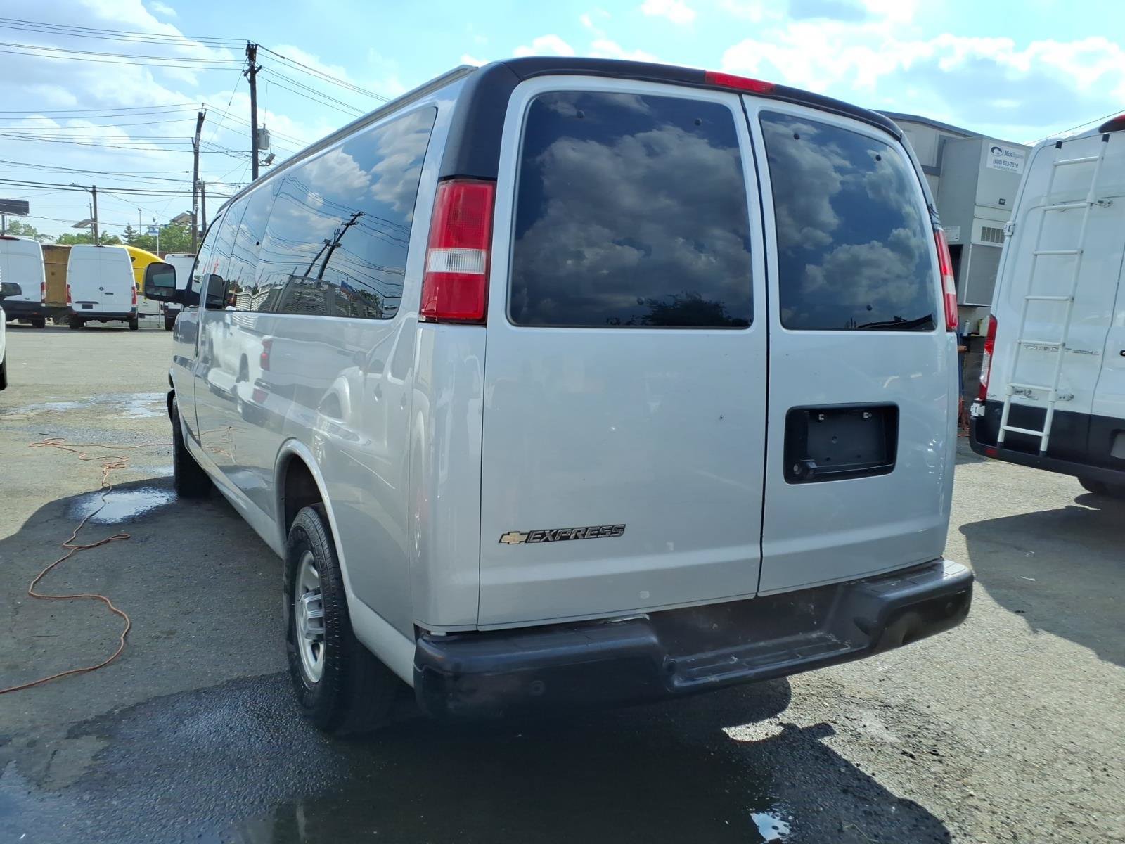 Used 2018 Chevrolet Express 3500 LS RWD image 4