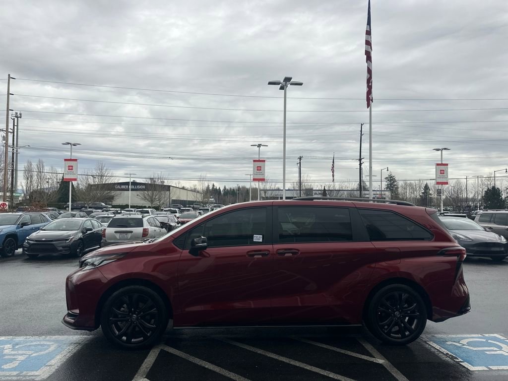 Used 2025 Toyota Sienna XSE w/ XSE Premium Package image 6