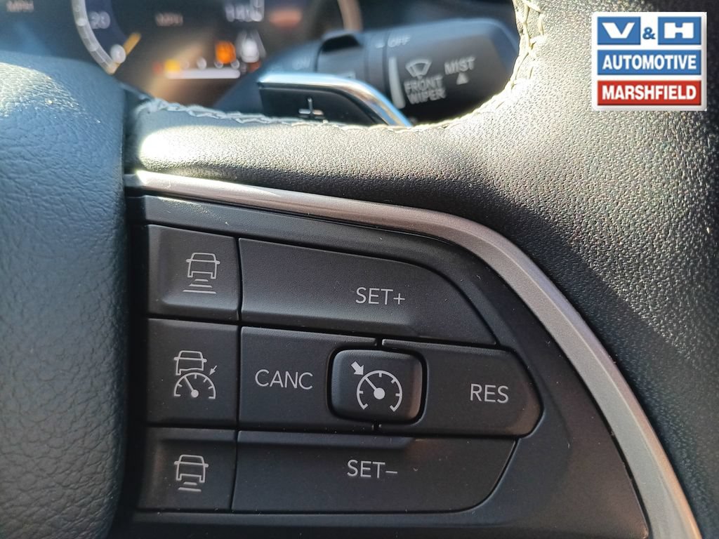 Used 2023 Jeep Grand Cherokee Altitude AWD/4WD image 11
