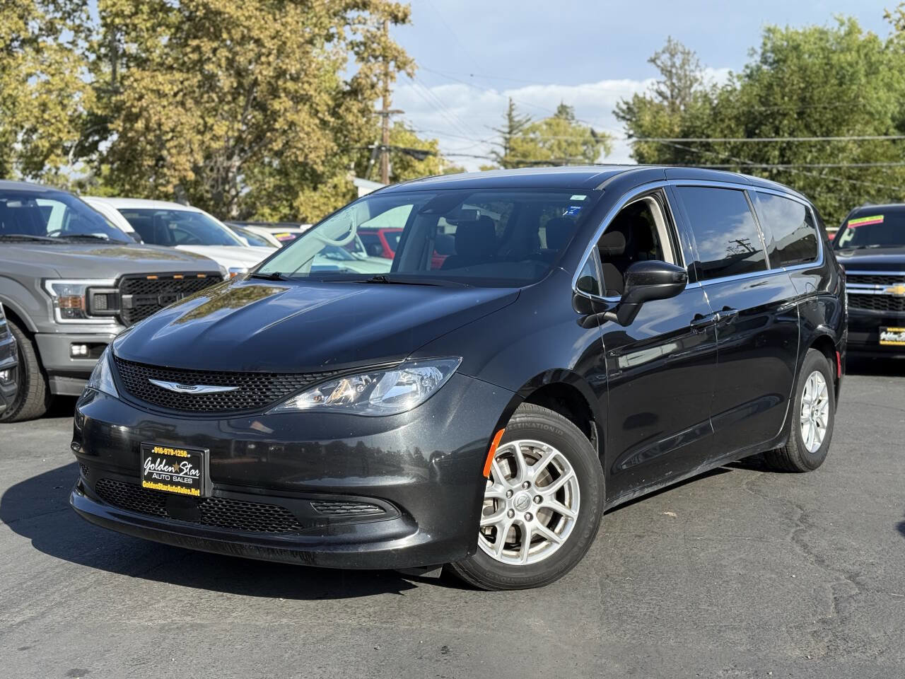 Used 2022 Chrysler Voyager LX image 1