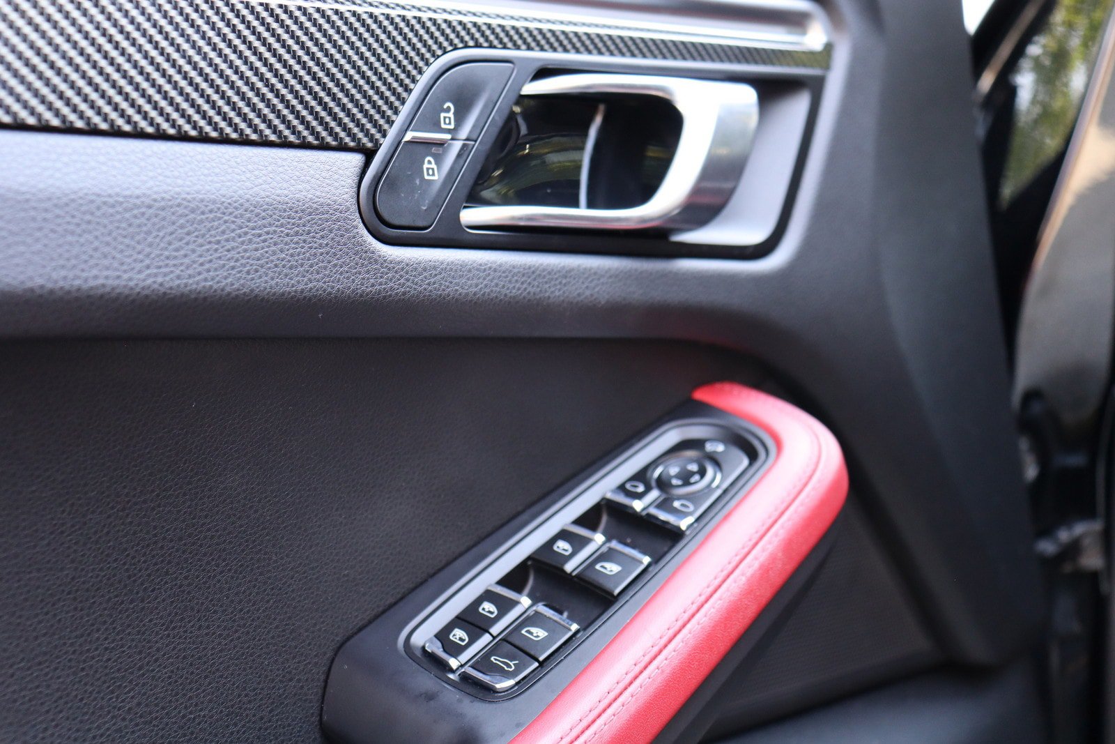 Used 2023 Porsche Macan Turbo AWD/4WD image 36