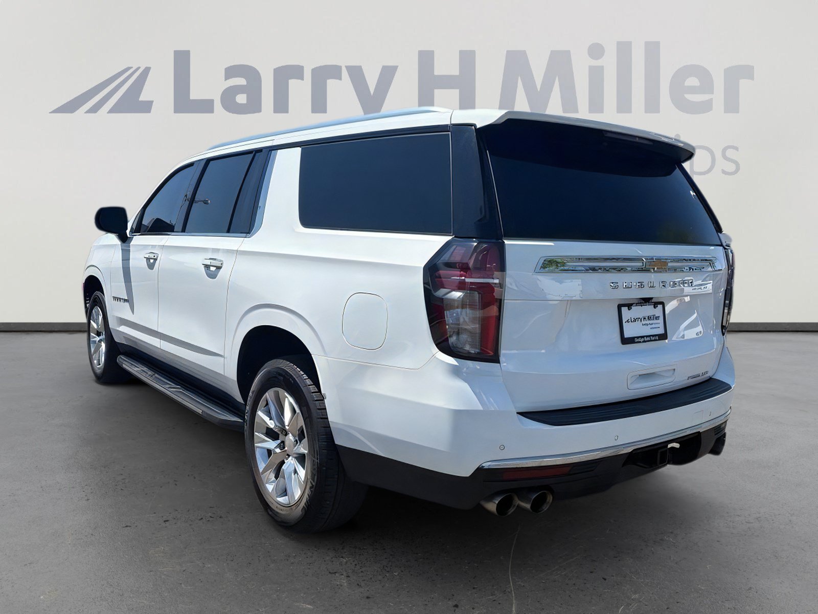 Used 2023 Chevrolet Suburban Premier AWD/4WD image 3