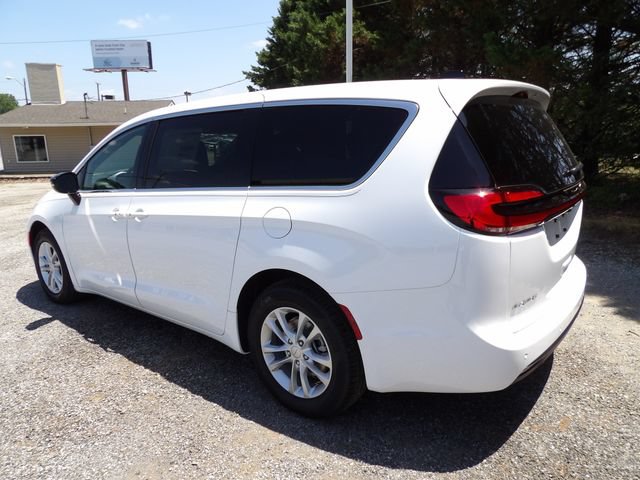 New 2027 Chrysler Pacifica Select FWD image 3