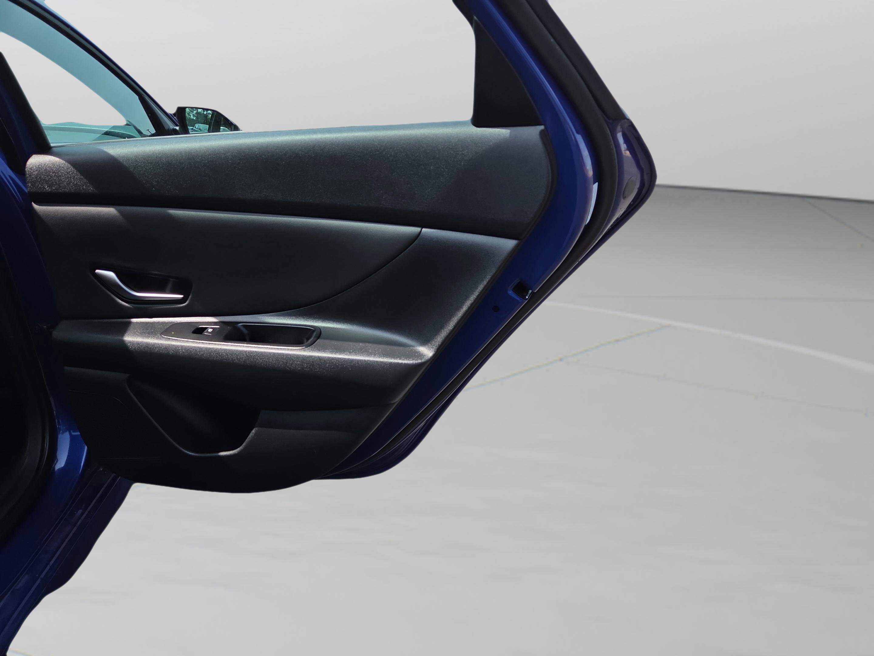 Used 2025 Hyundai Elantra SEL image 35