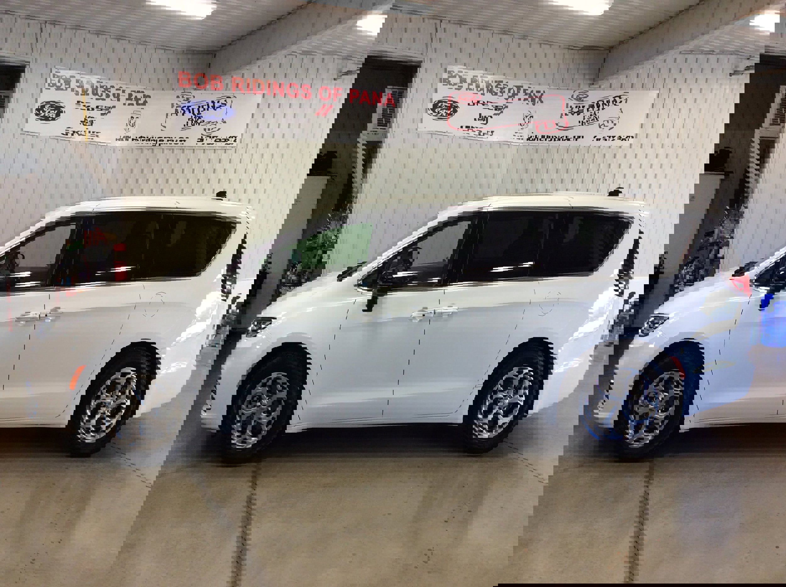 Used 2024 Chrysler Pacifica Limited w/ Trailer Tow Group image 2