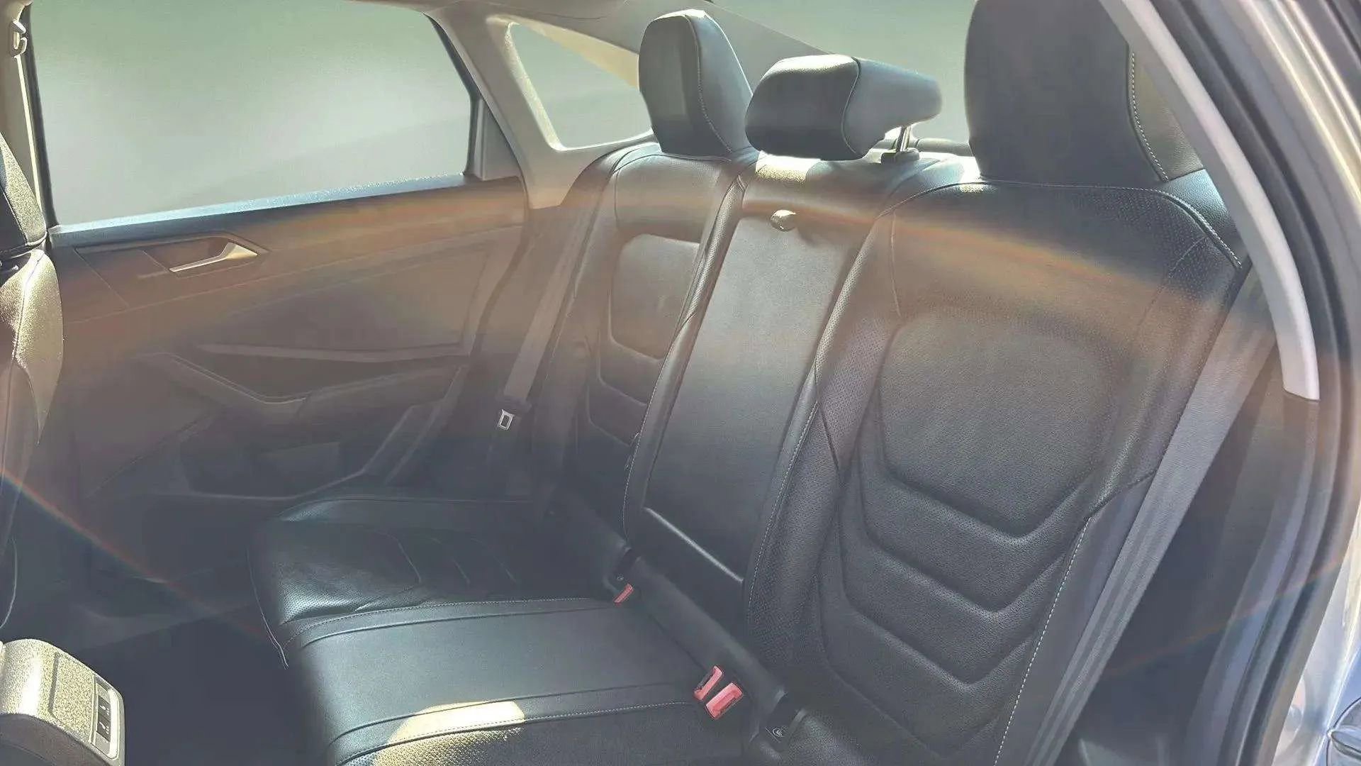 Used 2020 Volkswagen Jetta SEL Premium image 17