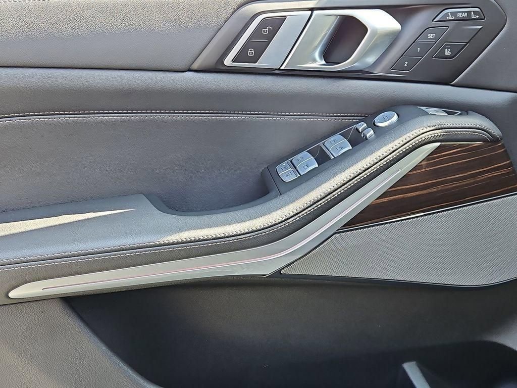 Used 2025 BMW X7 xDrive40i w/ Premium Package image 13