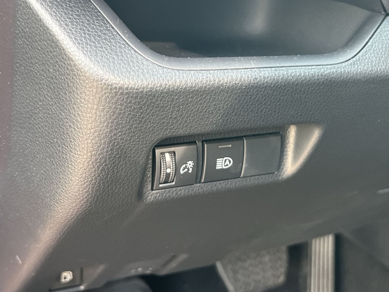 Used 2025 Toyota RAV4 XLE AWD/4WD image 29