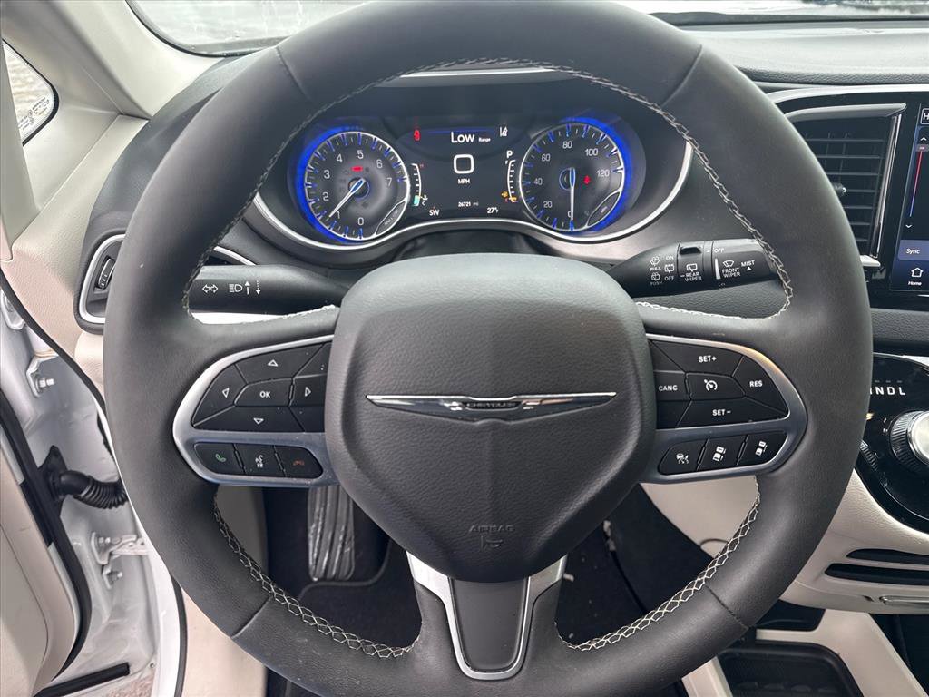 Used 2024 Chrysler Pacifica Touring-L image 10