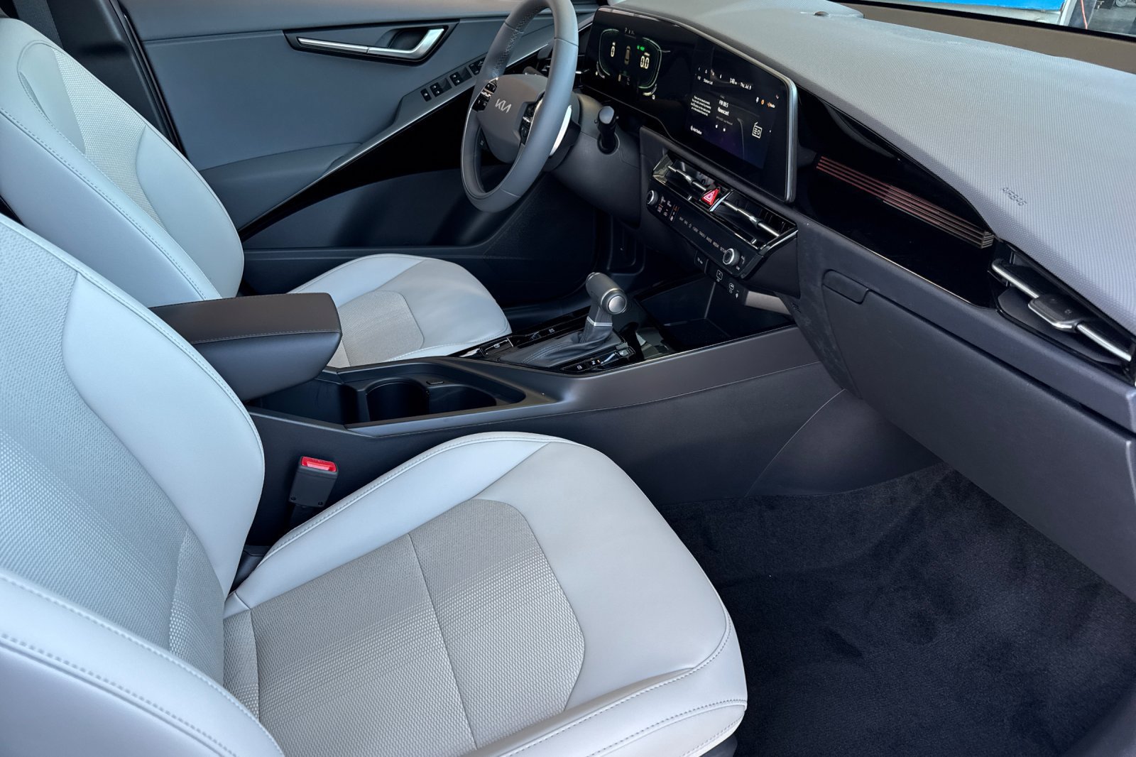 New 2026 Kia Niro EX FWD image 16